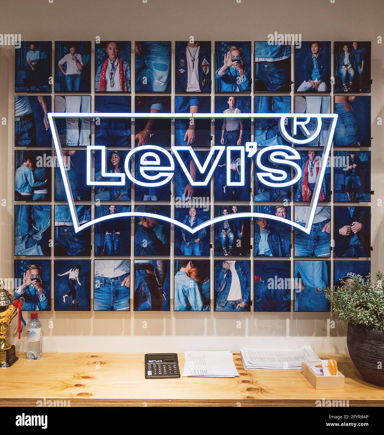 Lieu de travail dans la boutique de Levis. Levi Strauss & Co, fabricant américain de jeans et vêtements, depuis 1853 Banque D'Images