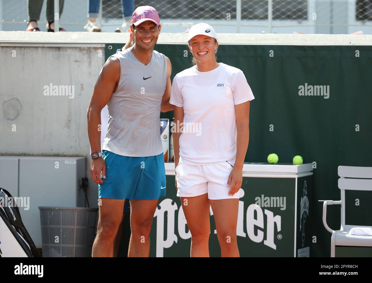 Paris, France. 29 mai 2021. Les gagnants de l'Open de France 2020 IGA Swiatek de Pologne et Rafael Nadal d'Espagne pratiquent ensemble 20 minutes sur le court 5 avant l'Open de France 2021, un tournoi de tennis Grand Chelem au stade Roland-Garros le 29 mai 2021 à Paris, France - photo Jean Catuffe / DPPI crédit: DPPI Media/Alamy Live News Banque D'Images