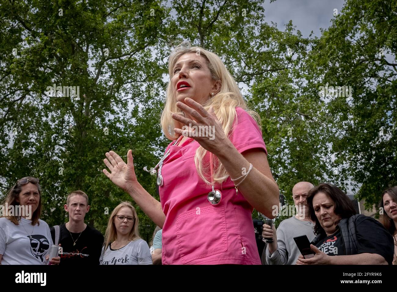 Londres, Royaume-Uni. 29 mai 2021. Tuez la protestation contre le projet de loi : Kate Shemirani, théoricienne de la conspiration, anti-vaxxer et ancienne infirmière, se joint à des milliers de manifestants issus de diverses organisations militantes pour se rendre à Westminster pour protester contre un projet de loi sur les services de police qui pourrait voir l'introduction d'une loi sur le crime imposant de sévères restrictions au droit de protestation. Credit: Guy Corbishley/Alamy Live News Banque D'Images