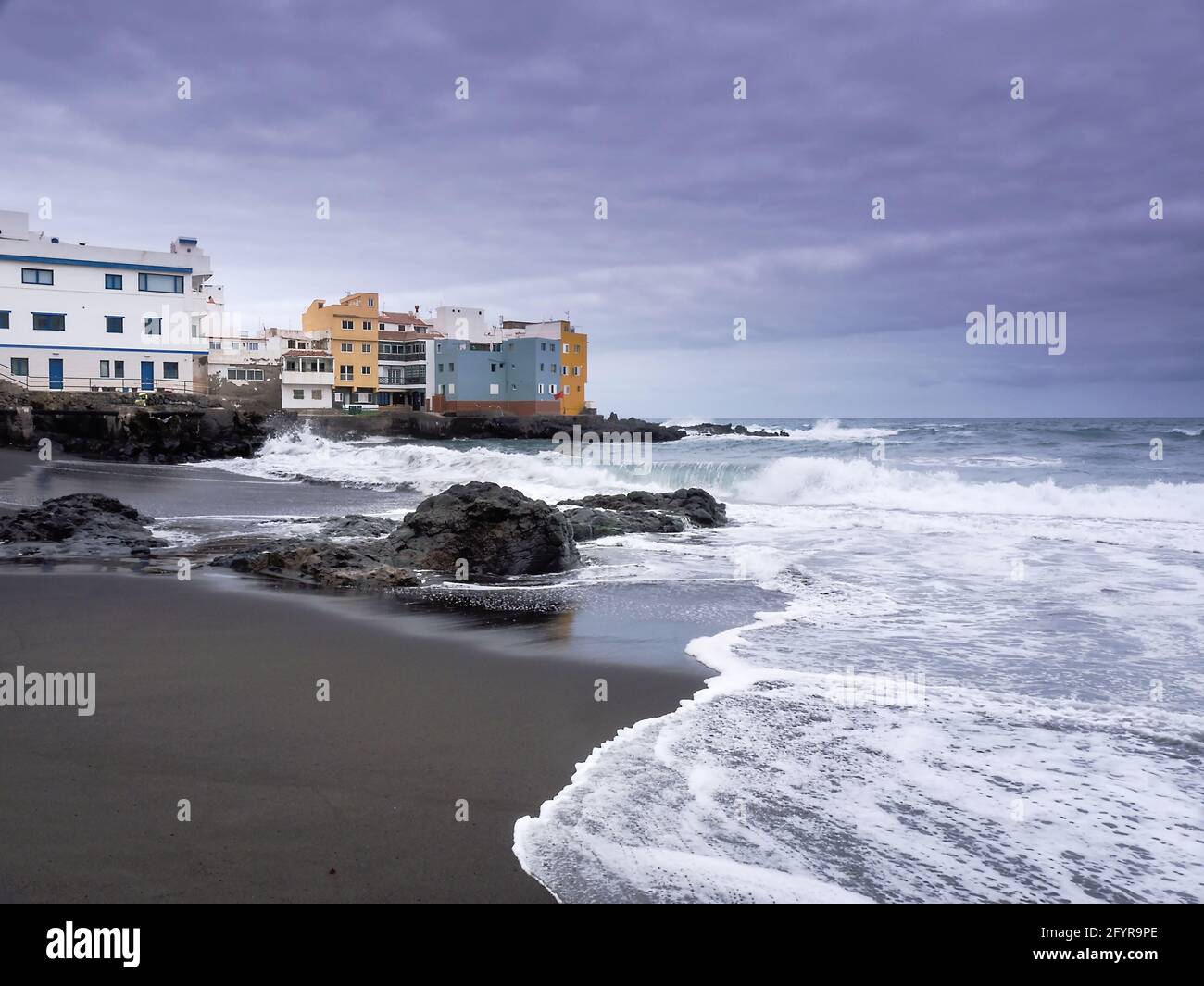 Une section détaillée de la côte et une plage naturelle en pierres de lave noires épaisses. Sur l'île de Tenerife à droite de l'océan Atlantique et f Banque D'Images