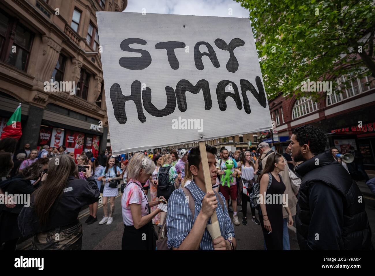 Londres, Royaume-Uni. 29 mai 2021. Tuez la protestation contre le projet de loi : des milliers de manifestants issus de diverses organisations militantes défilent jusqu'à Westminster pour manifester contre un projet de loi de police qui pourrait voir l'introduction d'un projet de loi sur le crime imposant de sévères restrictions au droit de manifester. Credit: Guy Corbishley/Alamy Live News Banque D'Images