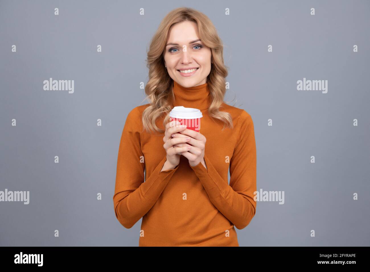 Bonnes vibrations. Bonne fille tient tasse fond gris. Bonjour. Petit déjeuner tôt Banque D'Images