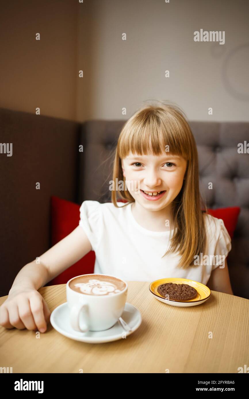 jolie fille et cacao avec un motif Banque D'Images