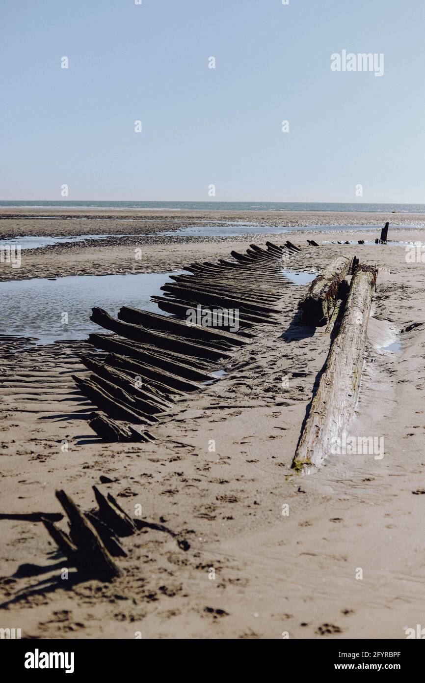 Épave abandonnée enterrée sur la côte de Beach Maine Banque D'Images