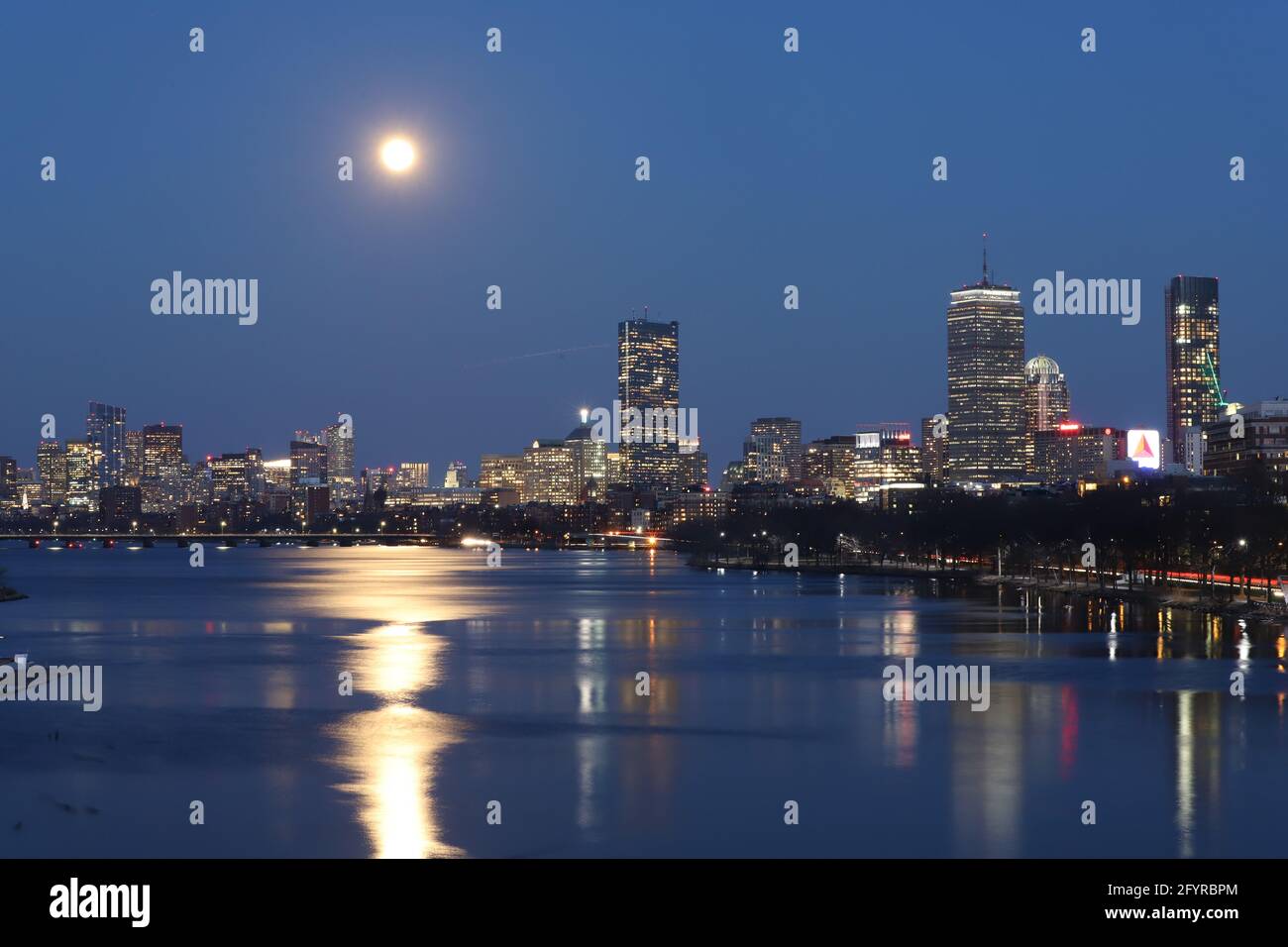 Boston Skyline la nuit avec Full Moon, Citgo Sign Charles River Banque D'Images