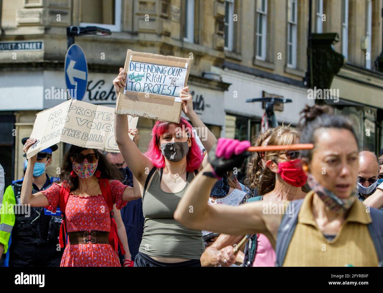 Bath, Somerset, Royaume-Uni. 29 mai 2021. Tuez le projet de loi les manifestants portant des pancartes et des panneaux anti-gouvernementaux sont illustrés alors qu'ils prennent part à une marche de protestation tuez le projet de loi dans le centre de Bath. Les manifestants sont descendus dans la rue pour manifester sur le projet de loi sur la police, le crime, la détermination de la peine et les tribunaux que le gouvernement britannique veut mettre en vigueur.le projet de loi comprend des propositions gouvernementales majeures sur la criminalité et la justice en Angleterre et au pays de Galles. Credit: Lynchpics/Alamy Live News Banque D'Images