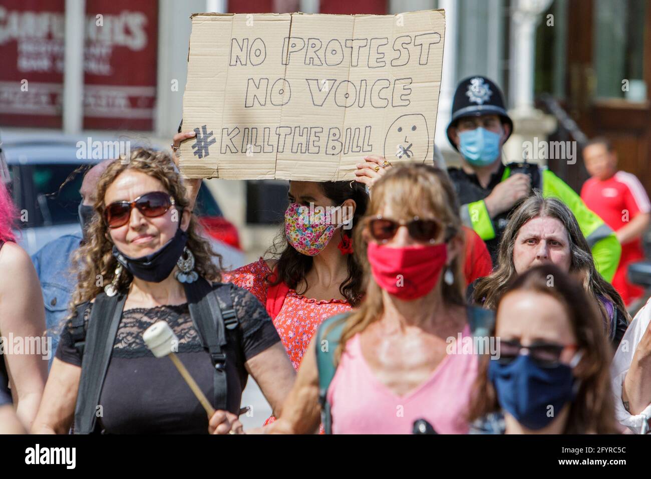 Bath, Somerset, Royaume-Uni. 29 mai 2021. Tuez le projet de loi les manifestants portant des pancartes et des panneaux anti-gouvernementaux sont illustrés alors qu'ils prennent part à une marche de protestation tuez le projet de loi dans le centre de Bath. Les manifestants sont descendus dans la rue pour manifester sur le projet de loi sur la police, le crime, la détermination de la peine et les tribunaux que le gouvernement britannique veut mettre en vigueur.le projet de loi comprend des propositions gouvernementales majeures sur la criminalité et la justice en Angleterre et au pays de Galles. Credit: Lynchpics/Alamy Live News Banque D'Images