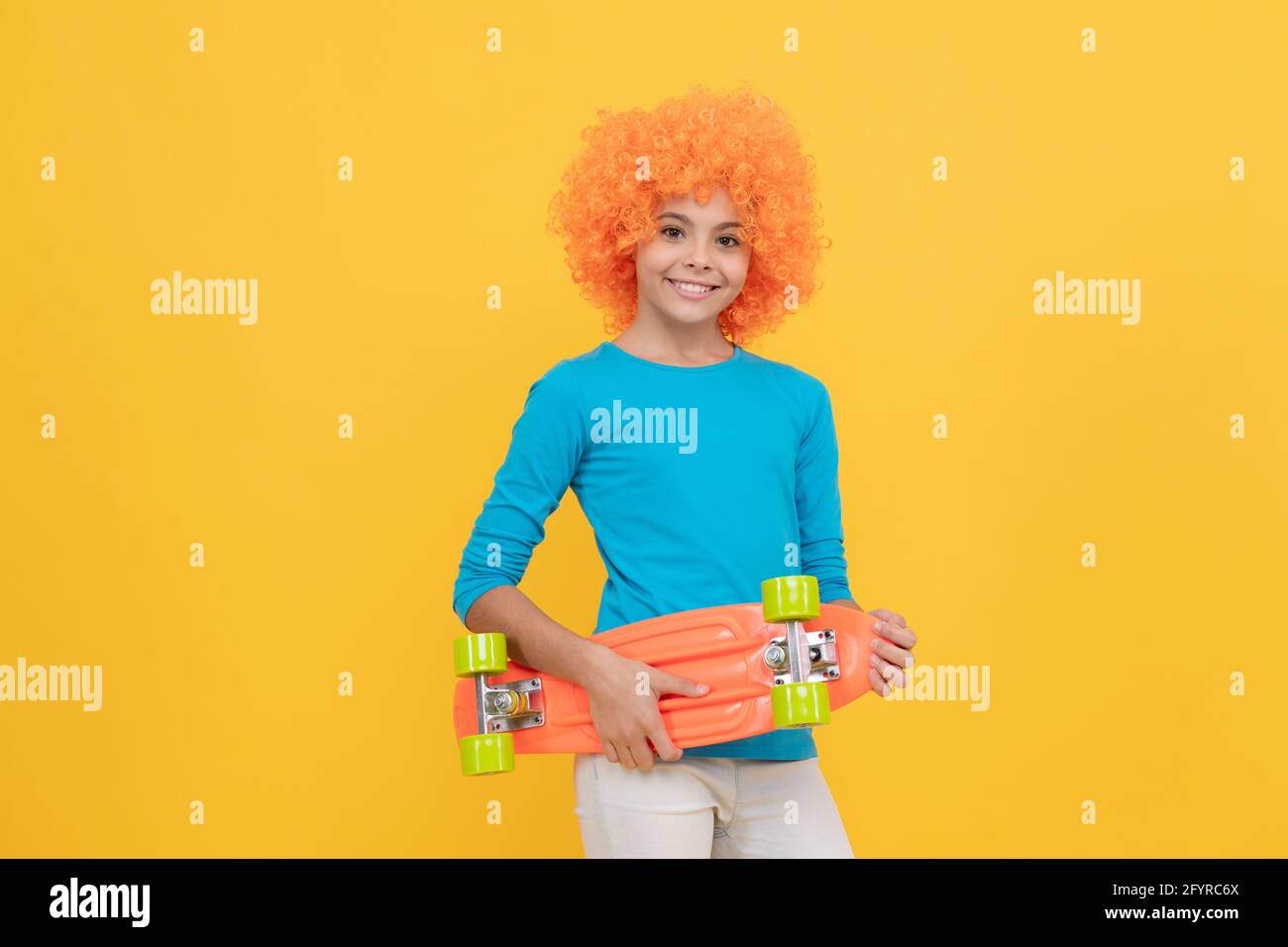 avril, jour des fous. bonne activité de l'enfance. fête d'anniversaire des filles. joyeux drôle enfant dans la perruque. Banque D'Images