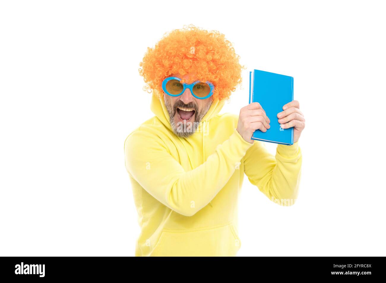 Fou maître d'école dans la perruque orange avec des lunettes de soleil funky crit fort tenant livre de bibliothèque, école Banque D'Images