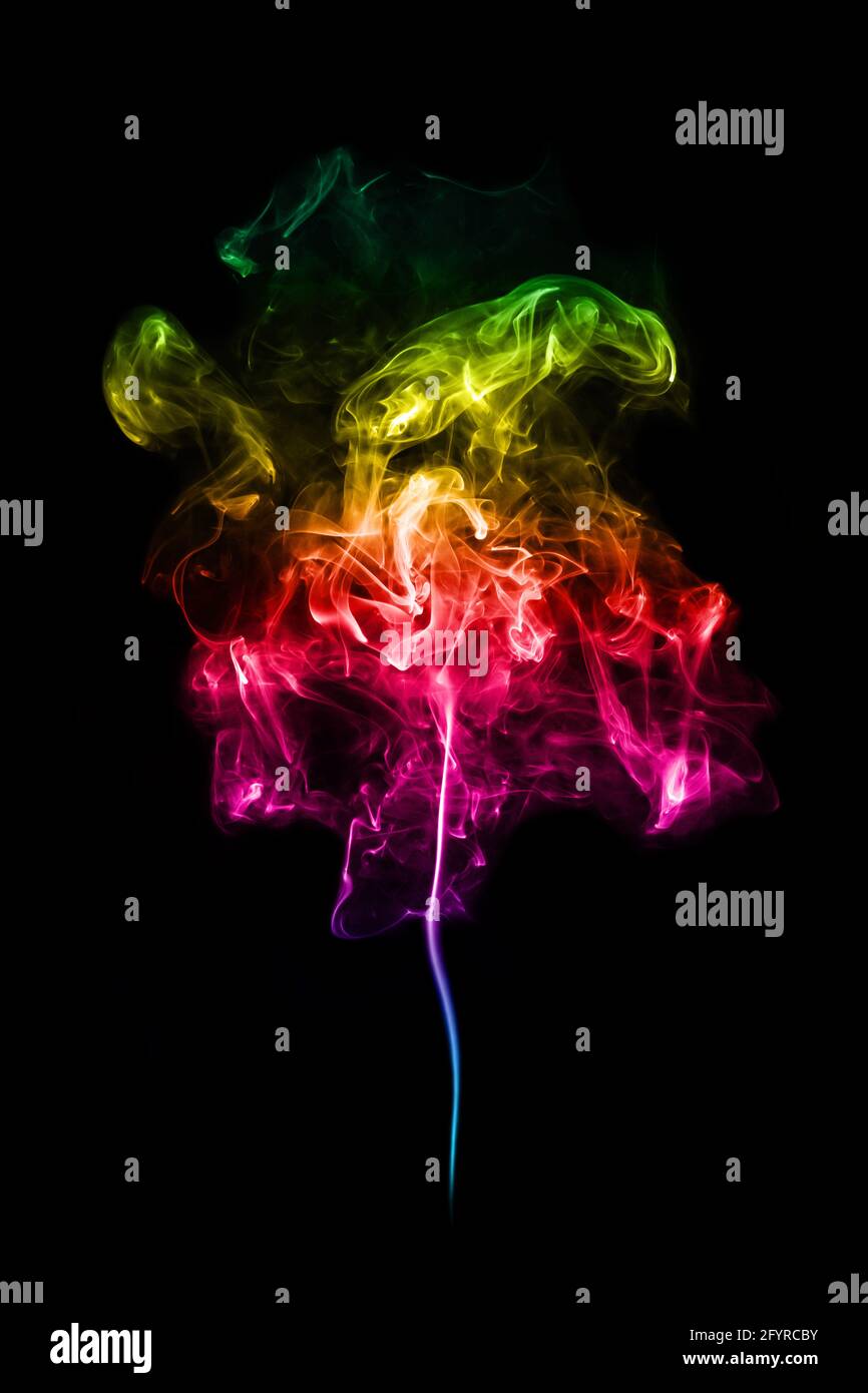 Motif En Spirale De Fumee Colore Aux Couleurs De L Arc En Ciel Sur Fond Noir Photo Stock Alamy