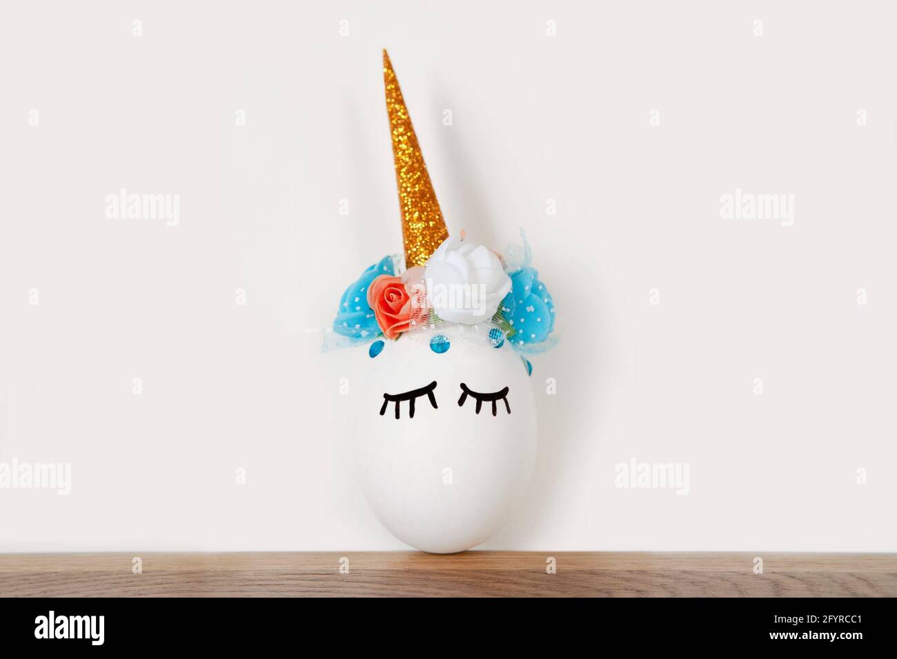 Décoration en forme de licorne oeuf blanc.Spring Holiday Crafts concept pour enfants. Bannière de l'affiche de la carte de vœux. Banque D'Images