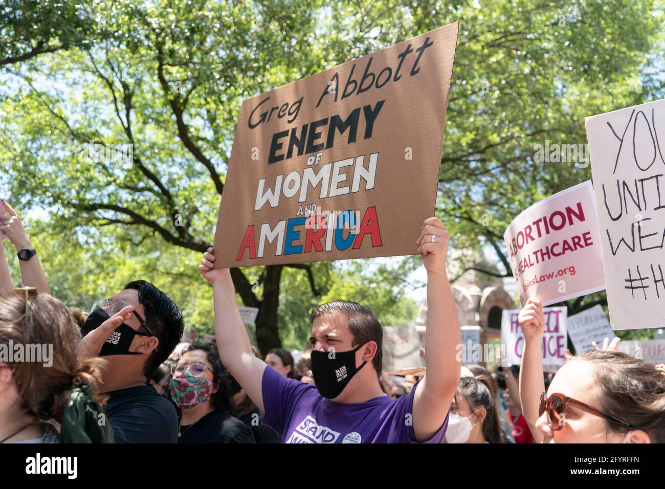 Austin, Texas, États-Unis. 29 mai 2021. Plusieurs centaines de Texans se rassemblent au Capitole de l'État d'Austin pour protester contre la législation récemment adoptée par le gouverneur Greg Abbott qui restreint sévèrement l'accès aux avortements légaux. La loi interdit les procédures d'avortement après la détection d'un battement de coeur, généralement six semaines après la conception, ou environ le moment où une femme est au courant d'une grossesse. Crédit : Bob Daemmrich/Alay Live News Banque D'Images