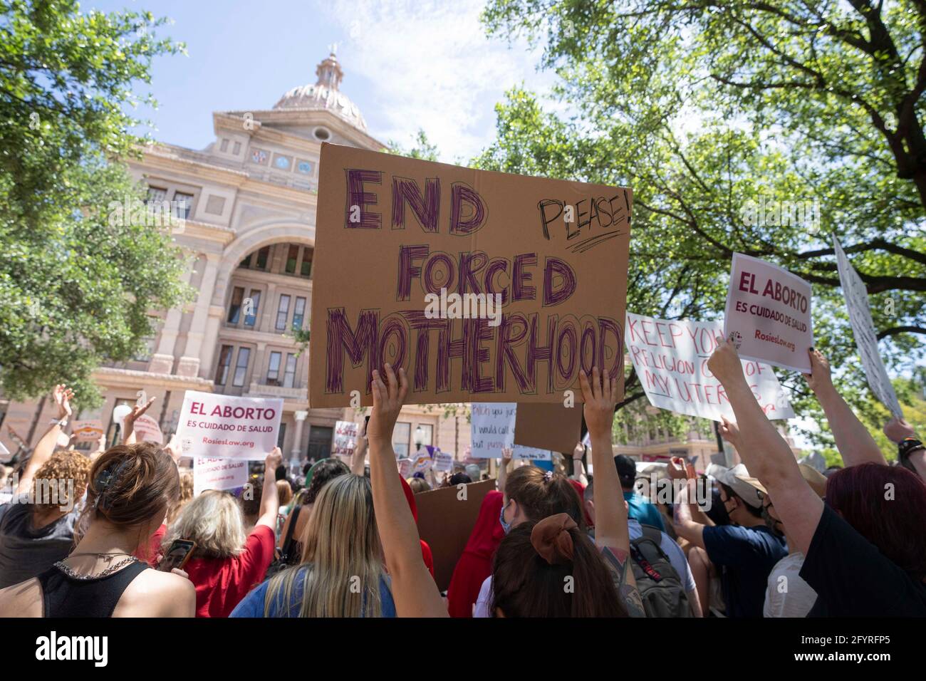 Austin, Texas, États-Unis. 29 mai 2021. Plusieurs centaines de Texans se rassemblent au Capitole de l'État d'Austin pour protester contre la législation récemment adoptée par le gouverneur Greg Abbott qui restreint sévèrement l'accès aux avortements légaux. La loi interdit les procédures d'avortement après la détection d'un battement de coeur, généralement six semaines après la conception, ou environ le moment où une femme est au courant d'une grossesse. Crédit : Bob Daemmrich/Alay Live News Banque D'Images