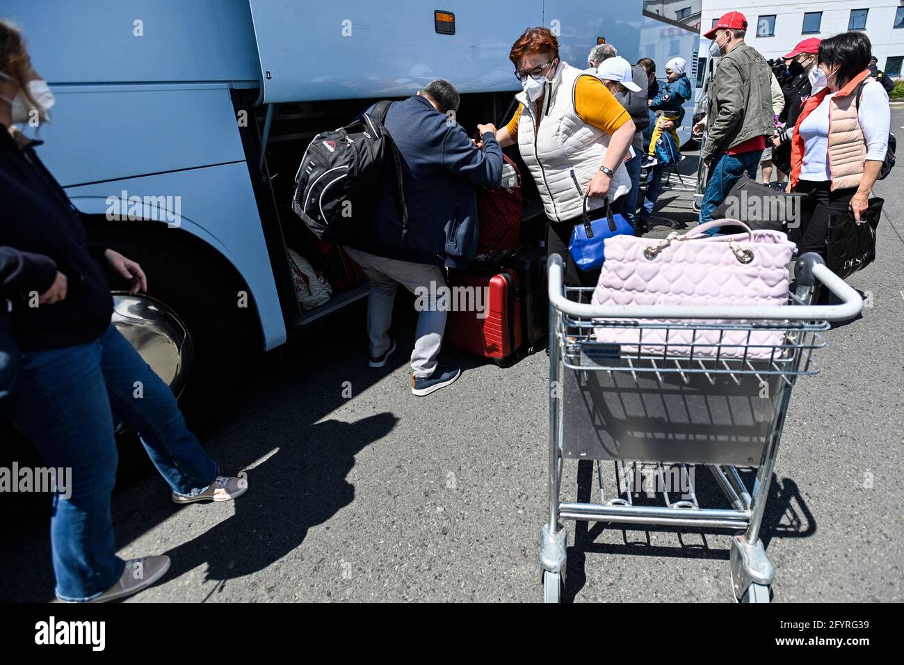 Les passagers de l'avion spécial russe qui a atterri à Prague arrivent à l'aéroport Vaclav Havel de Prague, République tchèque, le 29 mai 2021. Des diplomates et d'autres membres du personnel de l'ambassade de Russie expulsés de la République tchèque suite à l'affaire Vrbèce ont quitté l'aéroport de Prague-Ruzyne pour la Russie. Prague a décidé d'expulser une partie du personnel de l'ambassade de Russie après qu'une rupture diplomatique entre Prague et Moscou ait éclaté le 17 avril à la suite de la suspicion bien fondée des services secrets tchèques que les agents militaires du GRU russe ont été à l'origine des explosions dans le dépôt de munitions de Vrbevtice. Banque D'Images