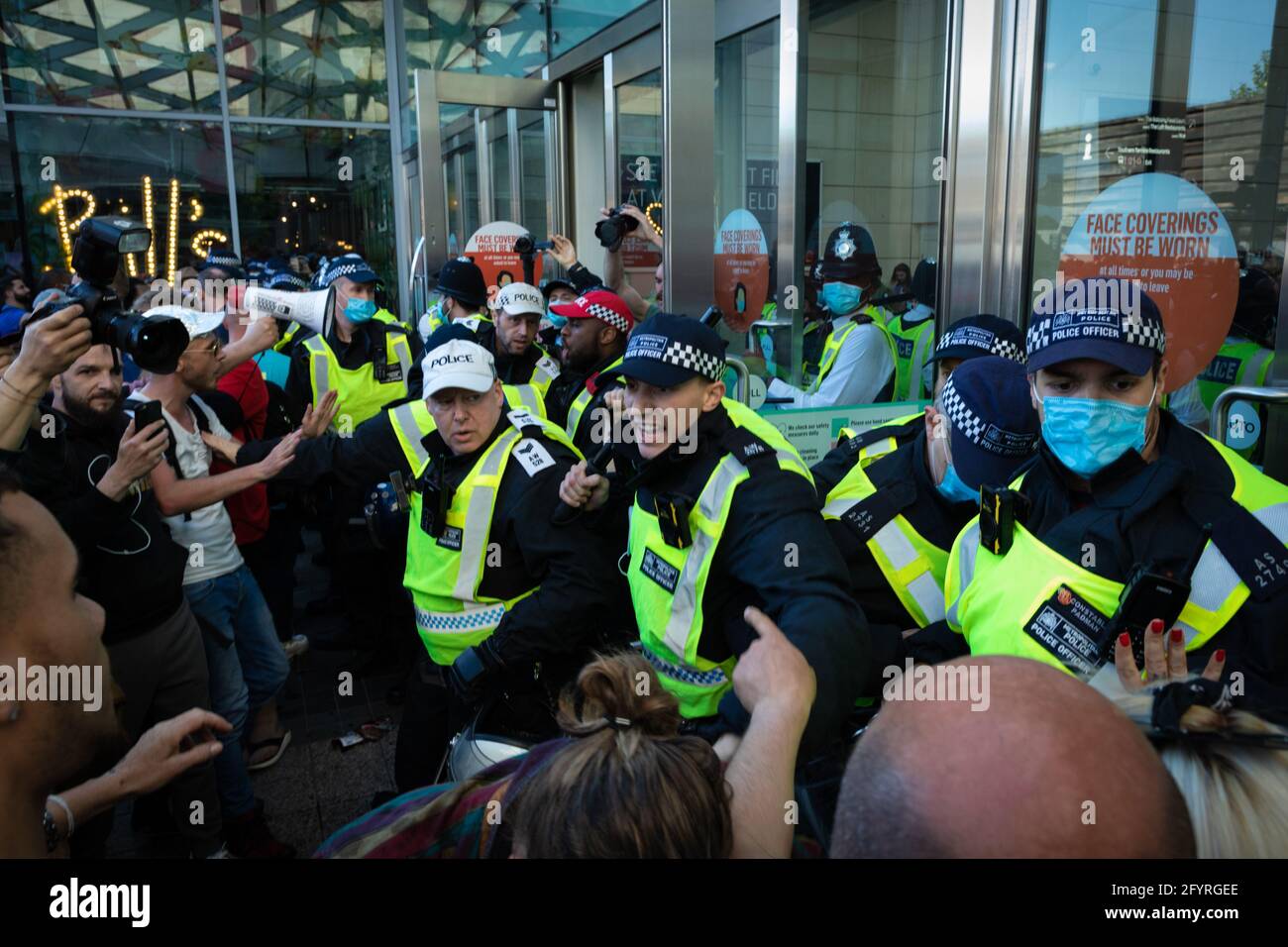 Manchester, Royaume-Uni. 29 mai 2021. La police a fait reculer les manifestants d'avoir pris d'assaut le centre commercial de Westfield lors d'une manifestation anti-verrouillage. Le nombre de personnes participant aux manifestations a augmenté mois après mois depuis l'introduction des restrictions COVID-19. Credit: Andy Barton/Alay Live News Banque D'Images