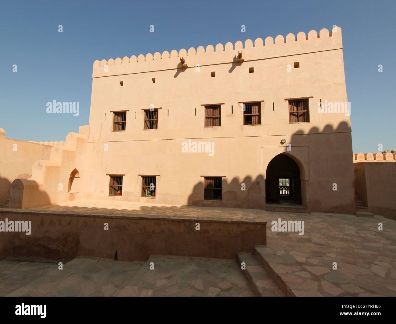 Un des bâtiments en stuc beige. À l'ancien fort Nakhal restauré, le long de la route Rustaq. En Oman. Banque D'Images