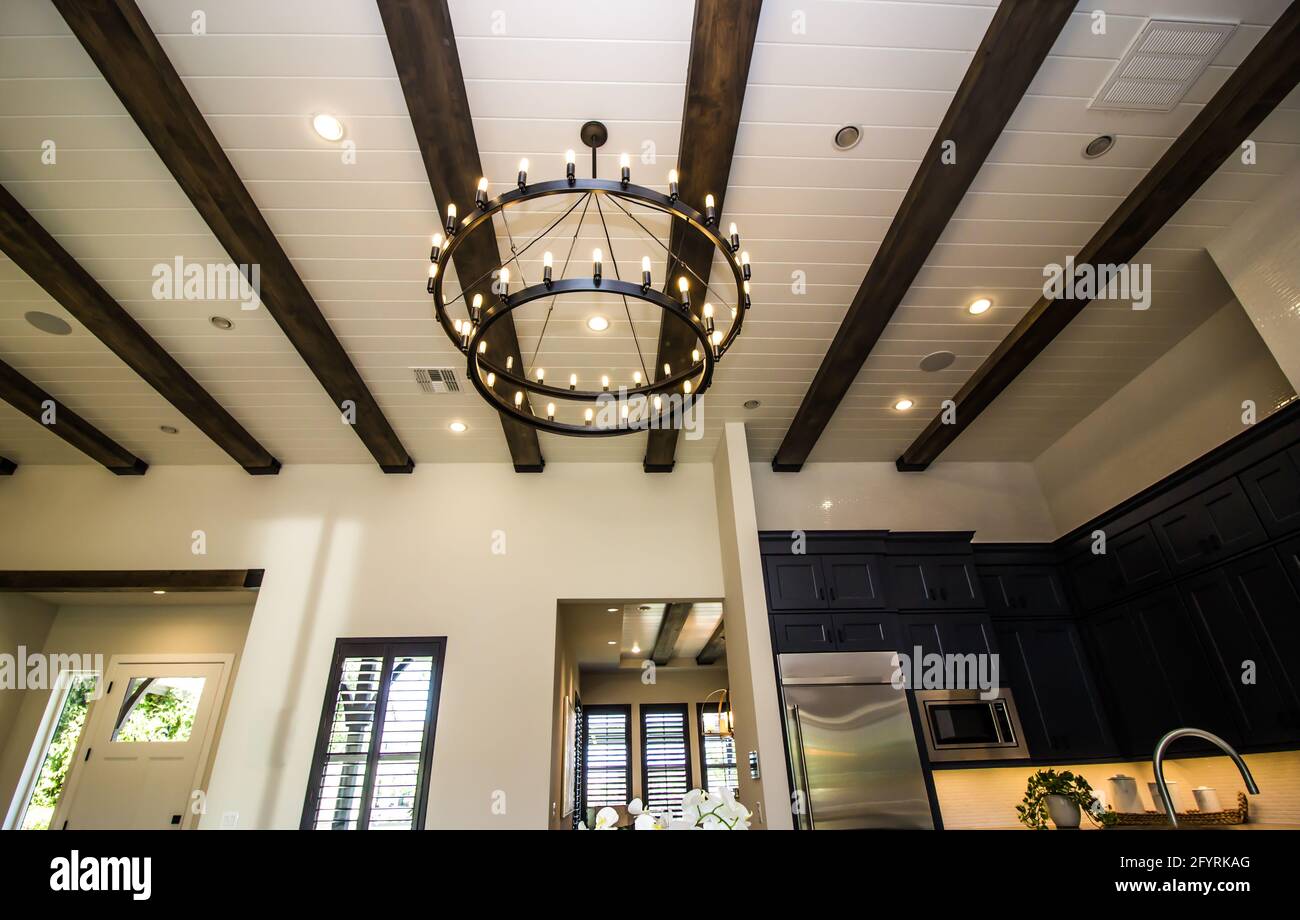 Lustre à deux niveaux suspendu au plafond à poutres apparentes Banque D'Images