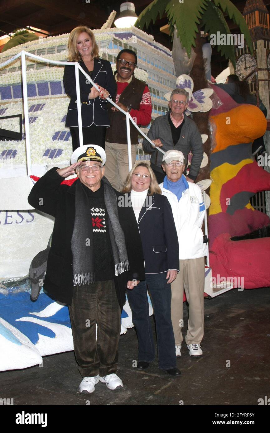 Pasadena, États-Unis. 30 décembre 2014. LOS ANGELES - DEC 30 : en haut (G-D) Jill Whelan, Ted Lange, Fred Grandy; en bas (G-D) Gavin MacLeod, Lauren Tewes, Bernie Kopell à l'original « Love Boat » Cast Decorates Princess Cruises » Rose Parade Float à un pavillon de Rosemont le 30 décembre 2014 à Pasadena, CA (photo par Katrina/Sipa États-Unis) crédit : SIPA USA/Alamy Live News Banque D'Images