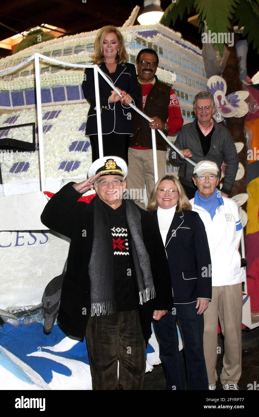 Pasadena, États-Unis. 30 décembre 2014. LOS ANGELES - DEC 30 : en haut (G-D) Jill Whelan, Ted Lange, Fred Grandy; en bas (G-D) Gavin MacLeod, Lauren Tewes, Bernie Kopell à l'original « Love Boat » Cast Decorates Princess Cruises » Rose Parade Float à un pavillon de Rosemont le 30 décembre 2014 à Pasadena, CA (photo par Katrina/Sipa États-Unis) crédit : SIPA USA/Alamy Live News Banque D'Images