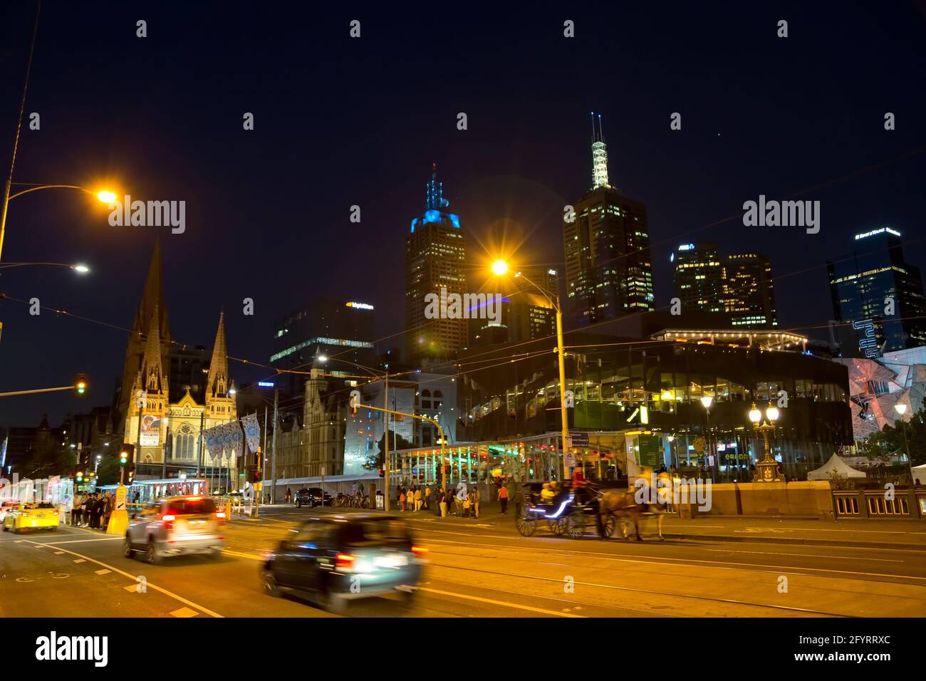 Trafic de Melbourne la nuit Banque D'Images