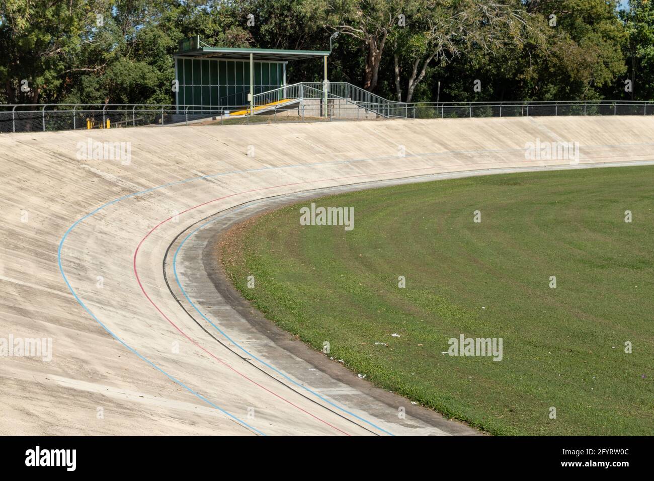 Vélodrome extérieur, piste de course de vélo en béton Banque D'Images