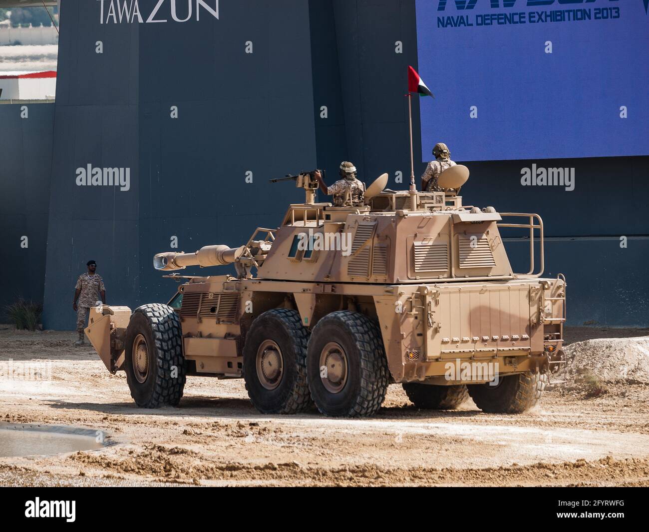 Abu Dhabi, Émirats Arabes Unis - 2013 février 2013 : obusier automoteur de 155 mm, protégé par la mine G6 Rhino, en Afrique du Sud, dans l'exposition militaire IDEX Banque D'Images