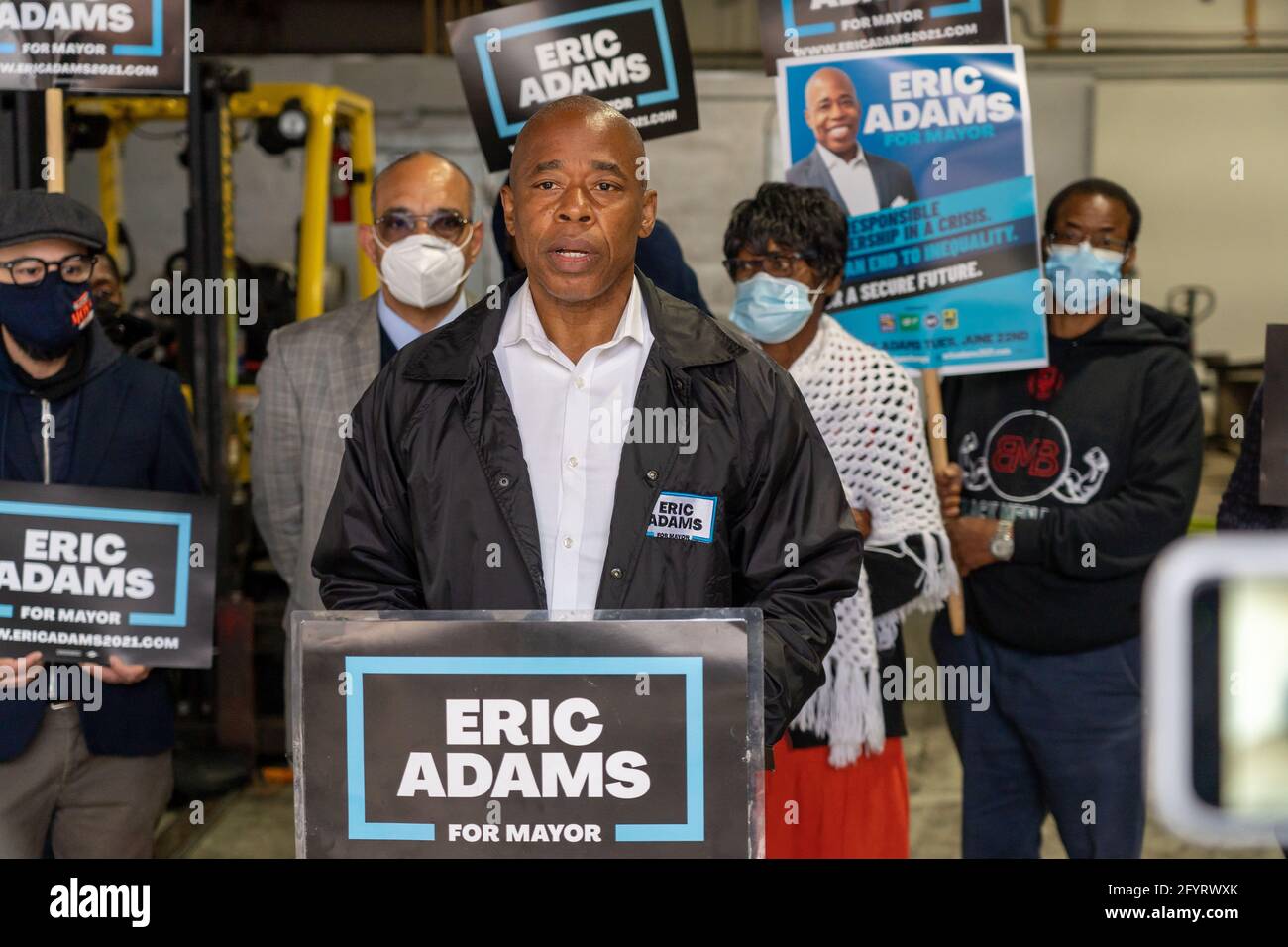 NEW YORK, NY – 29 MAI : le candidat de la mairie de New York, Eric Adams, prend la parole lors d'une conférence de presse à Queens le 29 mai 2021 à New York. Le candidat à la mairie de New York et le président du quartier de Brooklyn, Eric Adams, ont annoncé, aux maisons Queensbridge dans le quartier de Queens, son « plan de relance économique » pour aider les centaines de milliers d'habitants qui vivent au sein de la New York City Housing Authority. Crédit : Ron Adar/Alay Live News Banque D'Images