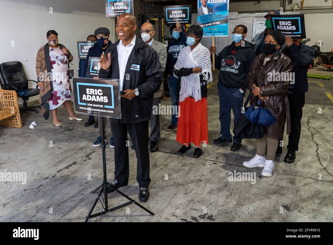 NEW YORK, NY – 29 MAI : le candidat de la mairie de New York, Eric Adams, prend la parole lors d'une conférence de presse à Queens le 29 mai 2021 à New York. Le candidat à la mairie de New York et le président du quartier de Brooklyn, Eric Adams, ont annoncé, aux maisons Queensbridge dans le quartier de Queens, son « plan de relance économique » pour aider les centaines de milliers d'habitants qui vivent au sein de la New York City Housing Authority. Crédit : Ron Adar/Alay Live News Banque D'Images