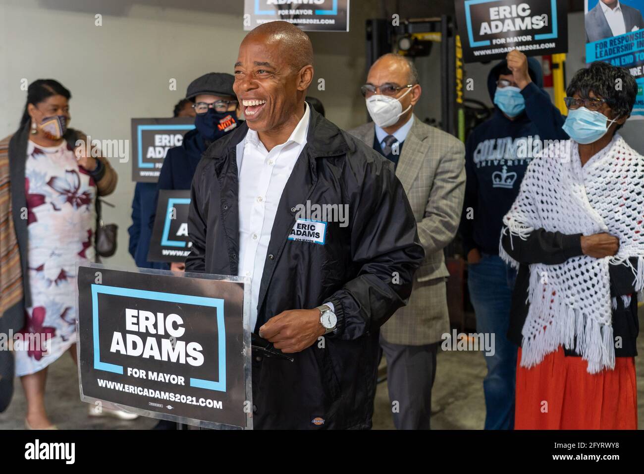 NEW YORK, NY – 29 MAI : le candidat de la mairie de New York, Eric Adams, prend la parole lors d'une conférence de presse à Queens le 29 mai 2021 à New York. Le candidat à la mairie de New York et le président du quartier de Brooklyn, Eric Adams, ont annoncé, aux maisons Queensbridge dans le quartier de Queens, son « plan de relance économique » pour aider les centaines de milliers d'habitants qui vivent au sein de la New York City Housing Authority. Crédit : Ron Adar/Alay Live News Banque D'Images