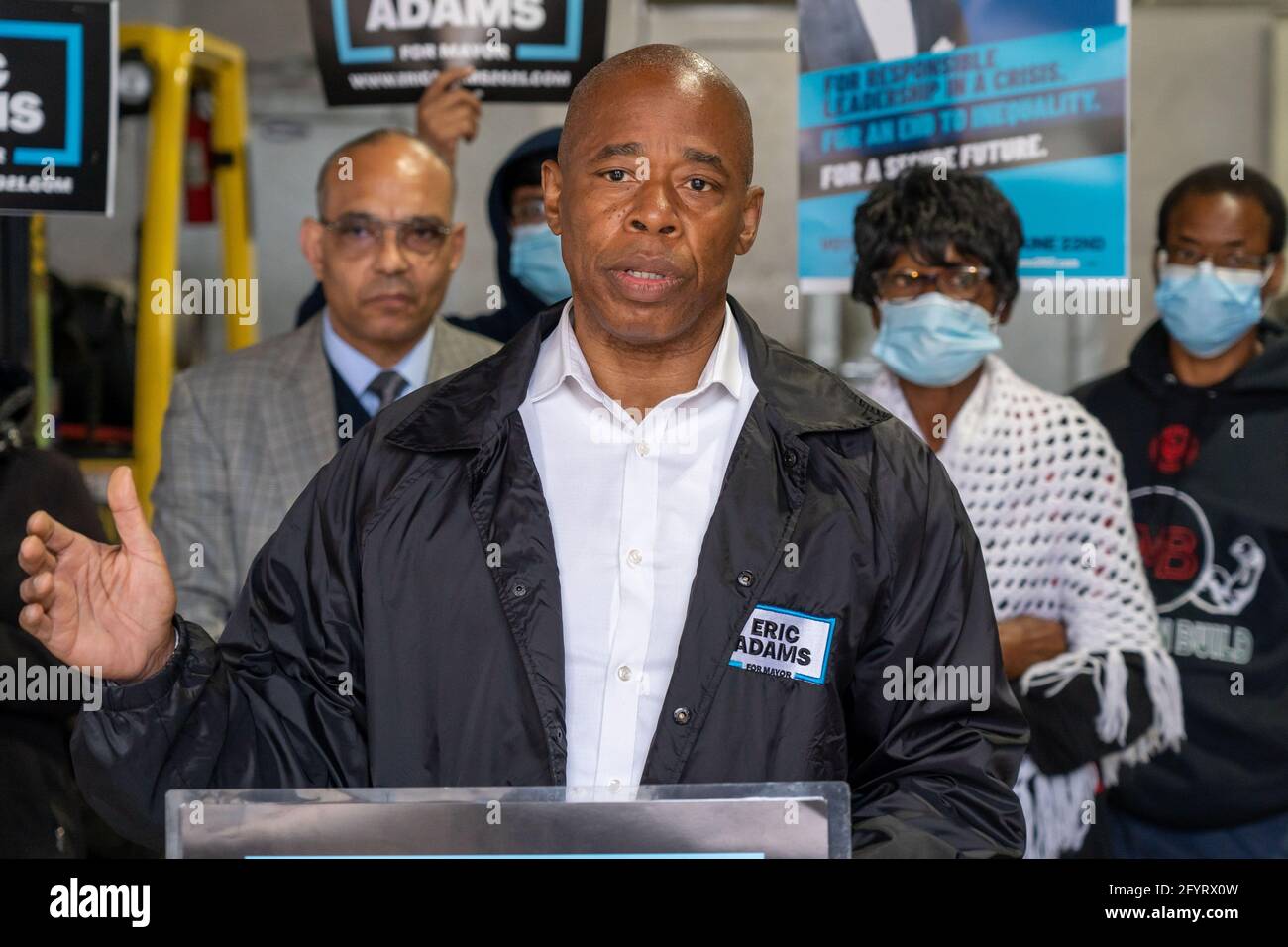 NEW YORK, NY – 29 MAI : le candidat de la mairie de New York, Eric Adams, prend la parole lors d'une conférence de presse à Queens le 29 mai 2021 à New York. Le candidat à la mairie de New York et le président du quartier de Brooklyn, Eric Adams, ont annoncé, aux maisons Queensbridge dans le quartier de Queens, son « plan de relance économique » pour aider les centaines de milliers d'habitants qui vivent au sein de la New York City Housing Authority. Crédit : Ron Adar/Alay Live News Banque D'Images