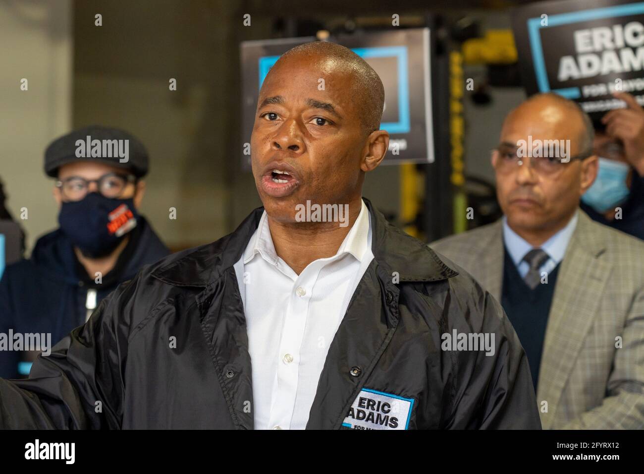 NEW YORK, NY – 29 MAI : le candidat de la mairie de New York, Eric Adams, prend la parole lors d'une conférence de presse à Queens le 29 mai 2021 à New York. Le candidat à la mairie de New York et le président du quartier de Brooklyn, Eric Adams, ont annoncé, aux maisons Queensbridge dans le quartier de Queens, son « plan de relance économique » pour aider les centaines de milliers d'habitants qui vivent au sein de la New York City Housing Authority. Crédit : Ron Adar/Alay Live News Banque D'Images