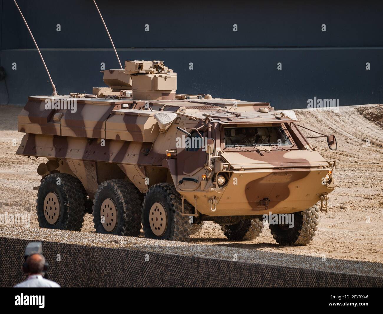 Abu Dhabi, Émirats Arabes Unis - février 20h2013 : Rheinmetall Landsysteme Fuchs 2 (6 × 6) véhicule NBC RS (nucléaire, biologique et chimique) à IDEX 2013 Banque D'Images