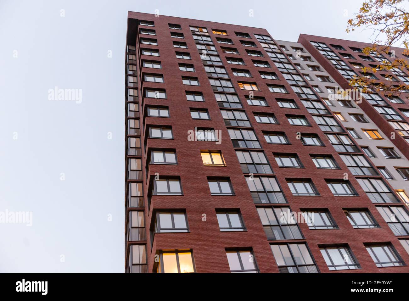Façades de bâtiments modernes de plusieurs étages à Moscou. À New Moscou, nous photographions des maisons de bas en haut. Banque D'Images