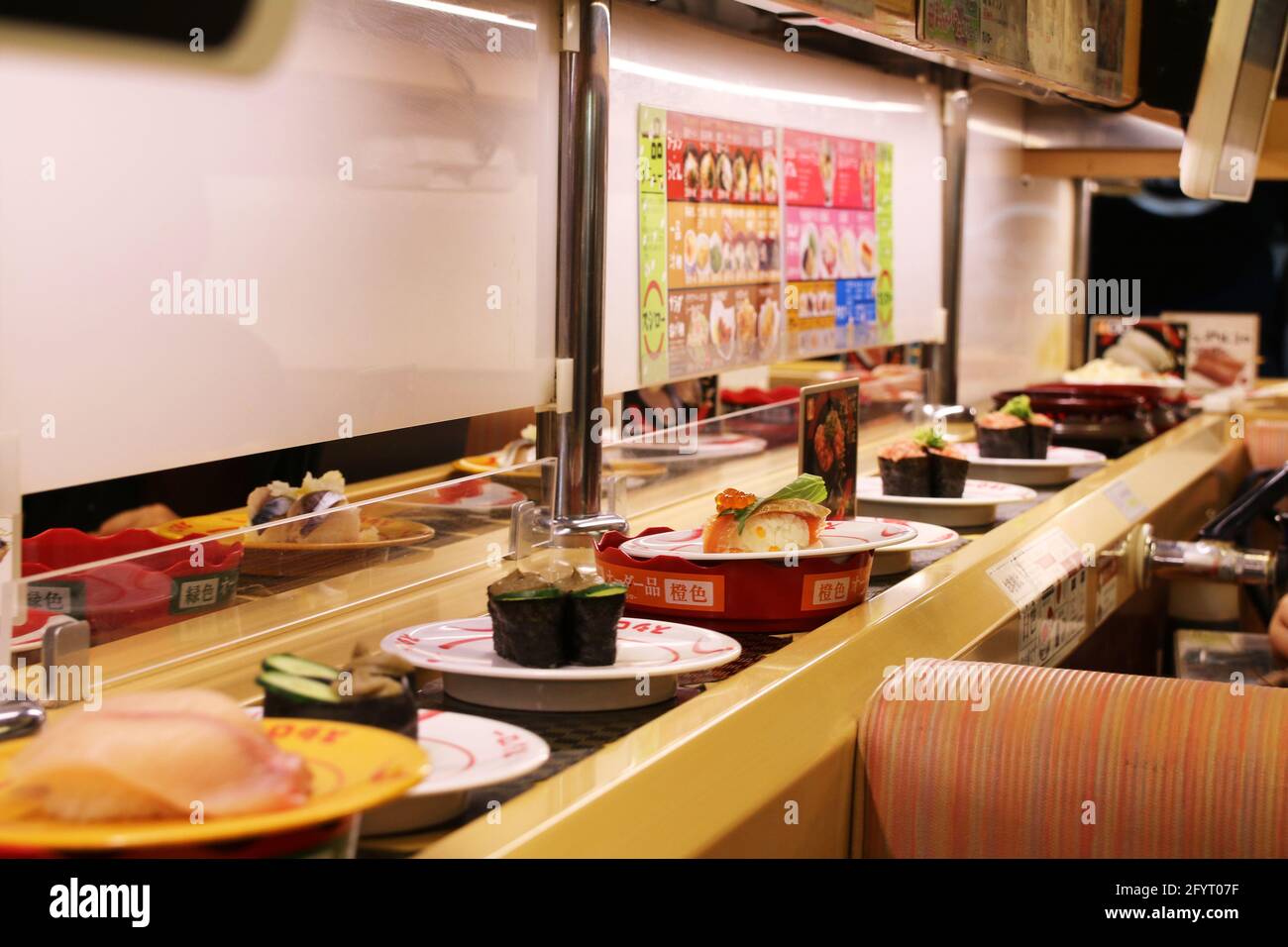 Kaitenzushi, restaurant de sushi à tapis roulant Photo Stock - Alamy