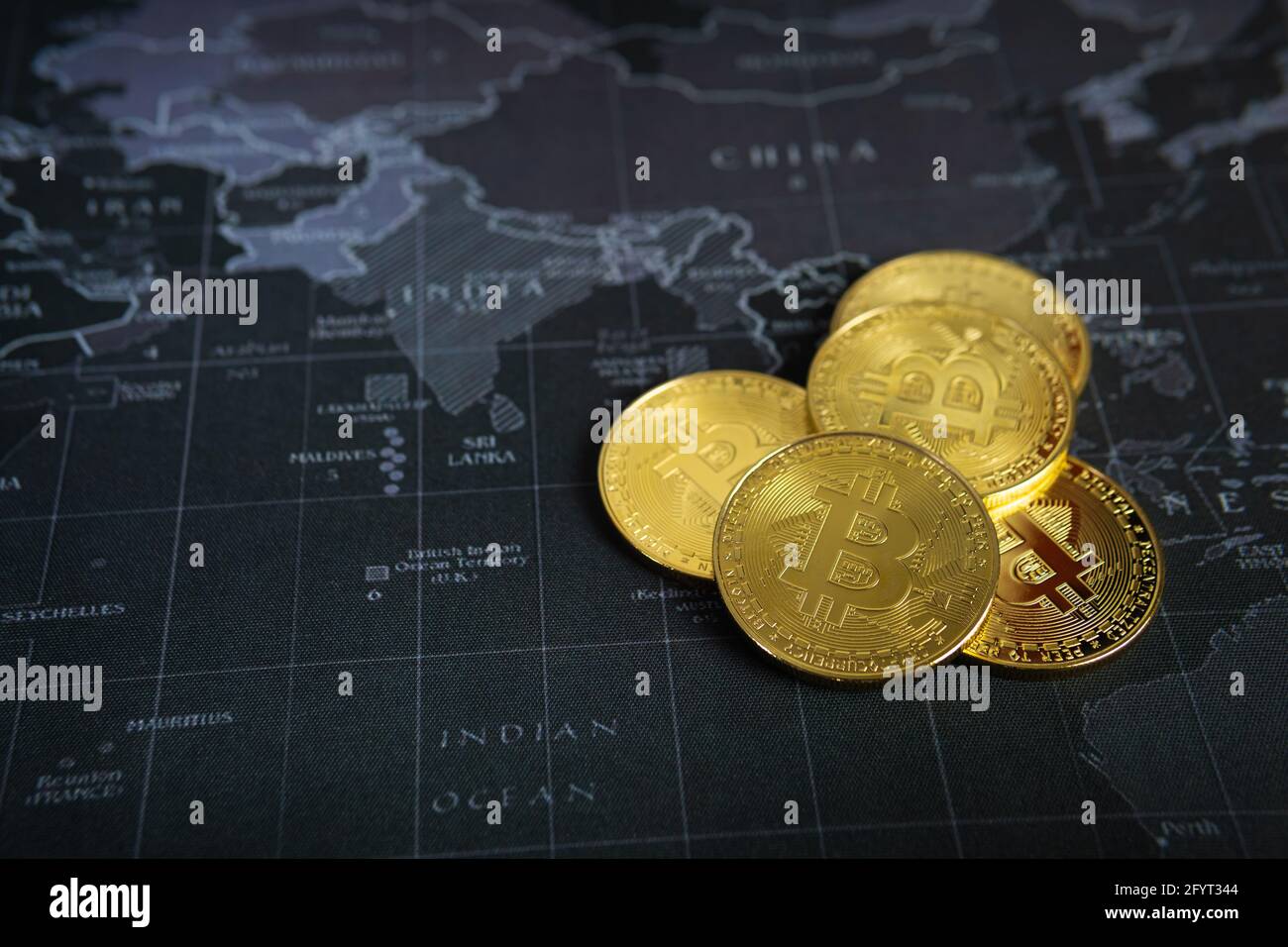 Technologie de blockchain à crypto-monnaie Bitcoin sur le fond de la carte mondiale Banque D'Images
