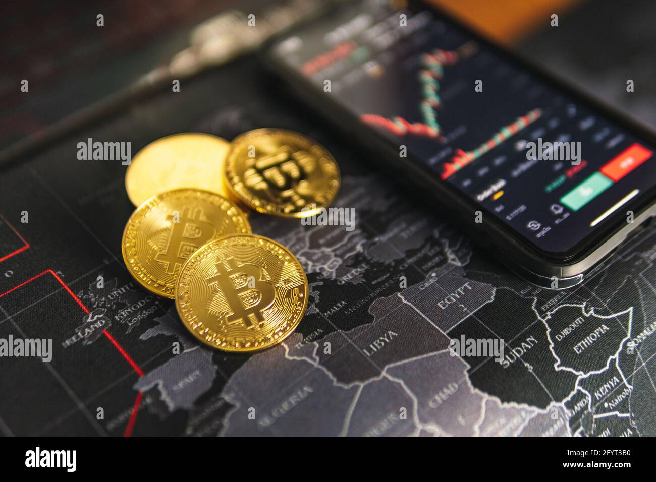 Technologie Bitcoin Gold crypto-monnaie blockchain sur le fond de la carte du monde Banque D'Images