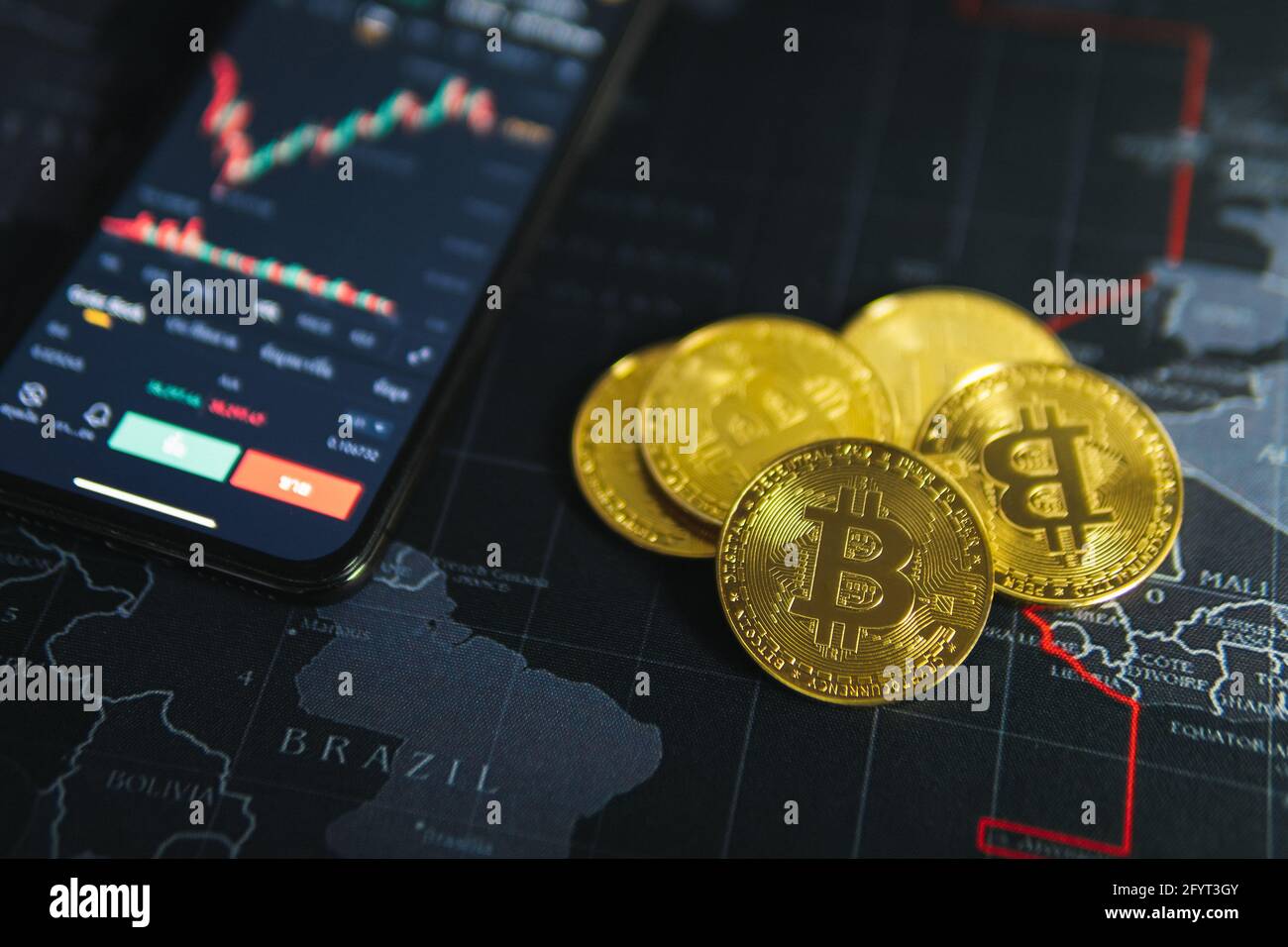 Technologie Bitcoin Gold crypto-monnaie blockchain sur le fond de la carte du monde Banque D'Images