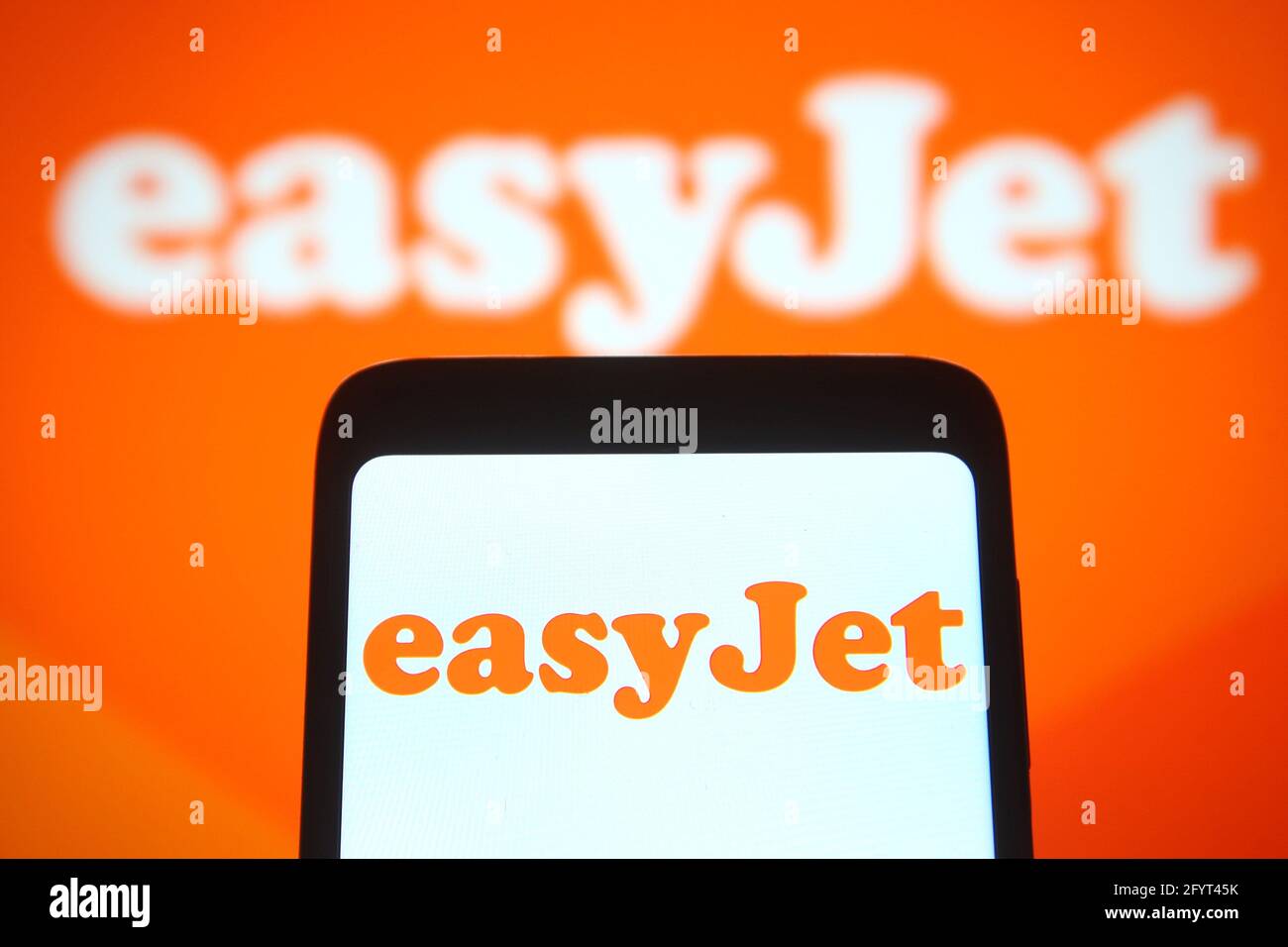 Ukraine. 29 mai 2021. Dans cette illustration, le logo EasyJet apparaît sur un smartphone et un écran de pc en arrière-plan. (Photo de Pavlo Gonchar/SOPA Images/Sipa USA) crédit: SIPA USA/Alay Live News Banque D'Images