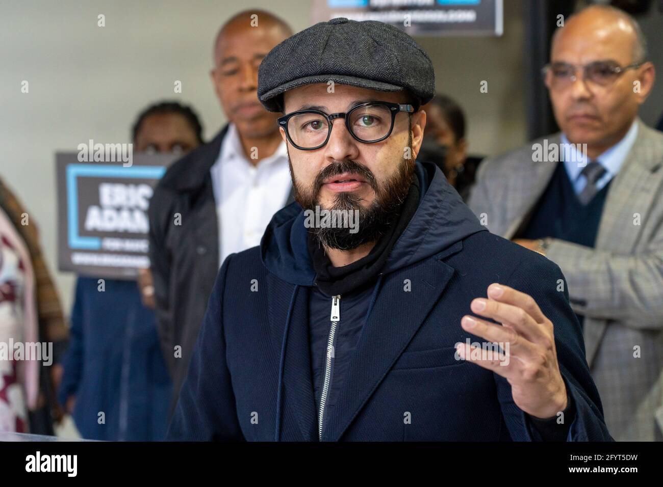 New York, États-Unis. 29 mai 2021. Francisco Moya, membre du Conseil municipal de New York, appuie Eric Adams lors d'une conférence de presse à Queens.le candidat à la mairie de New York et le président du quartier de Brooklyn, Eric Adams, ont annoncé, aux maisons Queensbridge dans le quartier de Queens, Son « plan de relance économique » pour aider les centaines de milliers de résidents qui vivent au sein de la New York City Housing Authority. (Photo par Ron Adar/SOPA Images/Sipa USA) crédit: SIPA USA/Alay Live News Banque D'Images