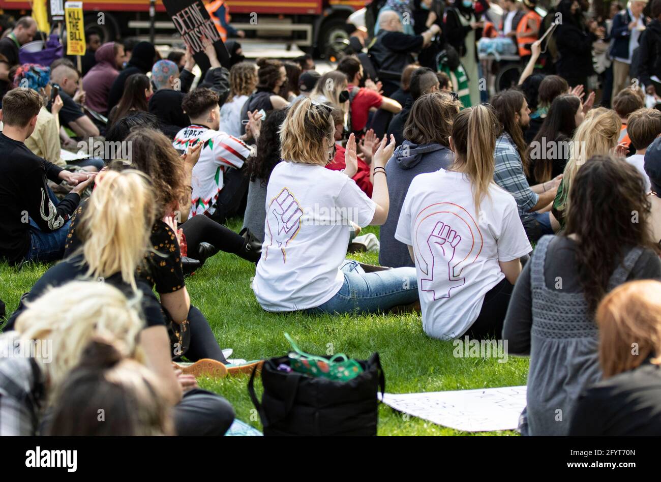 Londres, Royaume-Uni. 29 mai 2021. Les manifestants sont vus écouter les discours pendant la manifestation.en mars 2021, le gouvernement britannique a proposé la police and crime Bill 2021, qui vise à étendre les droits de la police. Depuis sa publication, elle a rencontré un scepticisme généralisé de la part du public et a par la suite fait l'objet de manifestations. Sasha Johnson, activiste de Black Lives Matter, a subi une blessure par balle à sa tête à Peckham le dimanche 23 mai crédit: SOPA Images Limited/Alay Live News Banque D'Images