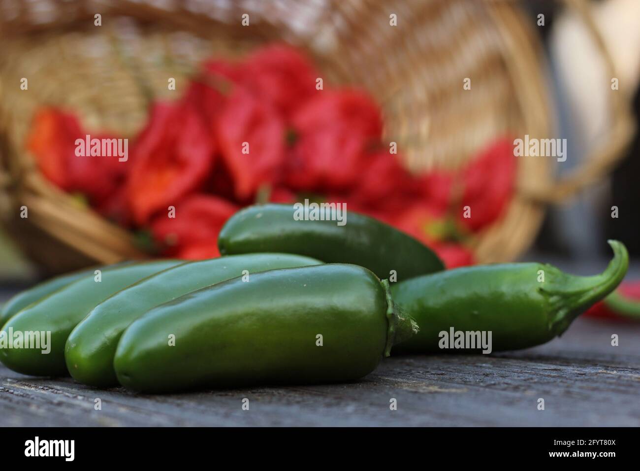 Jalapeno et Cayenne Peppers sur le marché rural local Banque D'Images
