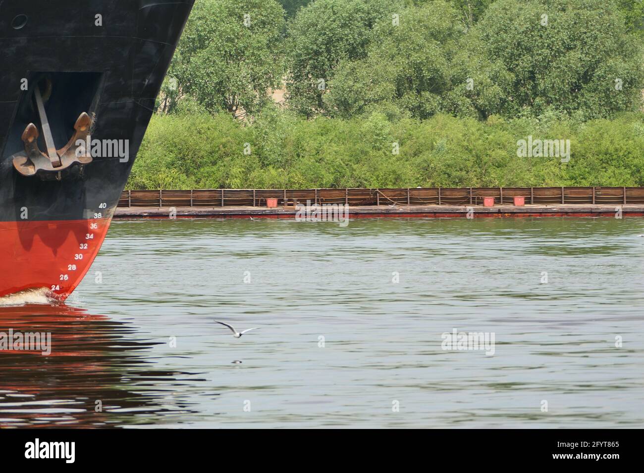 Navigation fluviale. Gros navire. Ligne de flottaison sur le navire et ancrée. Banque D'Images