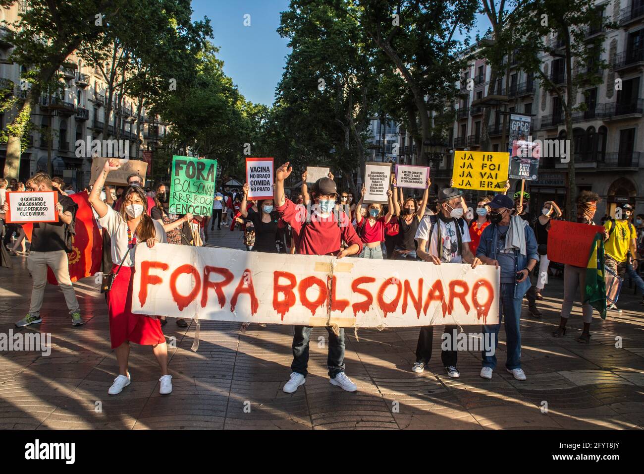 Barcelone, Espagne. 29 mai 2021. Les manifestants vus avec une bannière qui se lit, sortez Bolsonaro, pendant la manifestation.le jour marqué par des manifestations dans les principales villes du Brésil contre le président brésilien, Jair Bolsonaro. Les Brésiliens de Barcelone ont protesté sur les Ramblas de Barcelone pour rejoindre les manifestations de leur pays natal. Crédit : SOPA Images Limited/Alamy Live News Banque D'Images