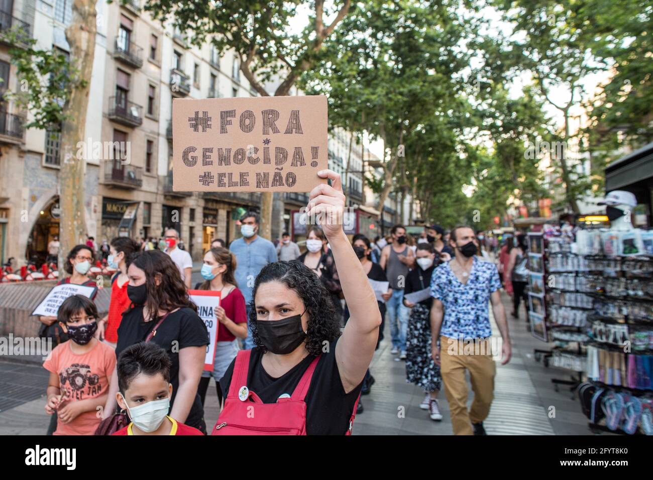 Barcelone, Espagne. 29 mai 2021. Un manifestant tenant un écriteau qui lit, génocidaire dehors, pendant la manifestation.le jour marqué par des manifestations dans les principales villes du Brésil contre le président brésilien, Jair Bolsonaro. Les Brésiliens de Barcelone ont protesté sur les Ramblas de Barcelone pour rejoindre les manifestations de leur pays natal. Crédit : SOPA Images Limited/Alamy Live News Banque D'Images