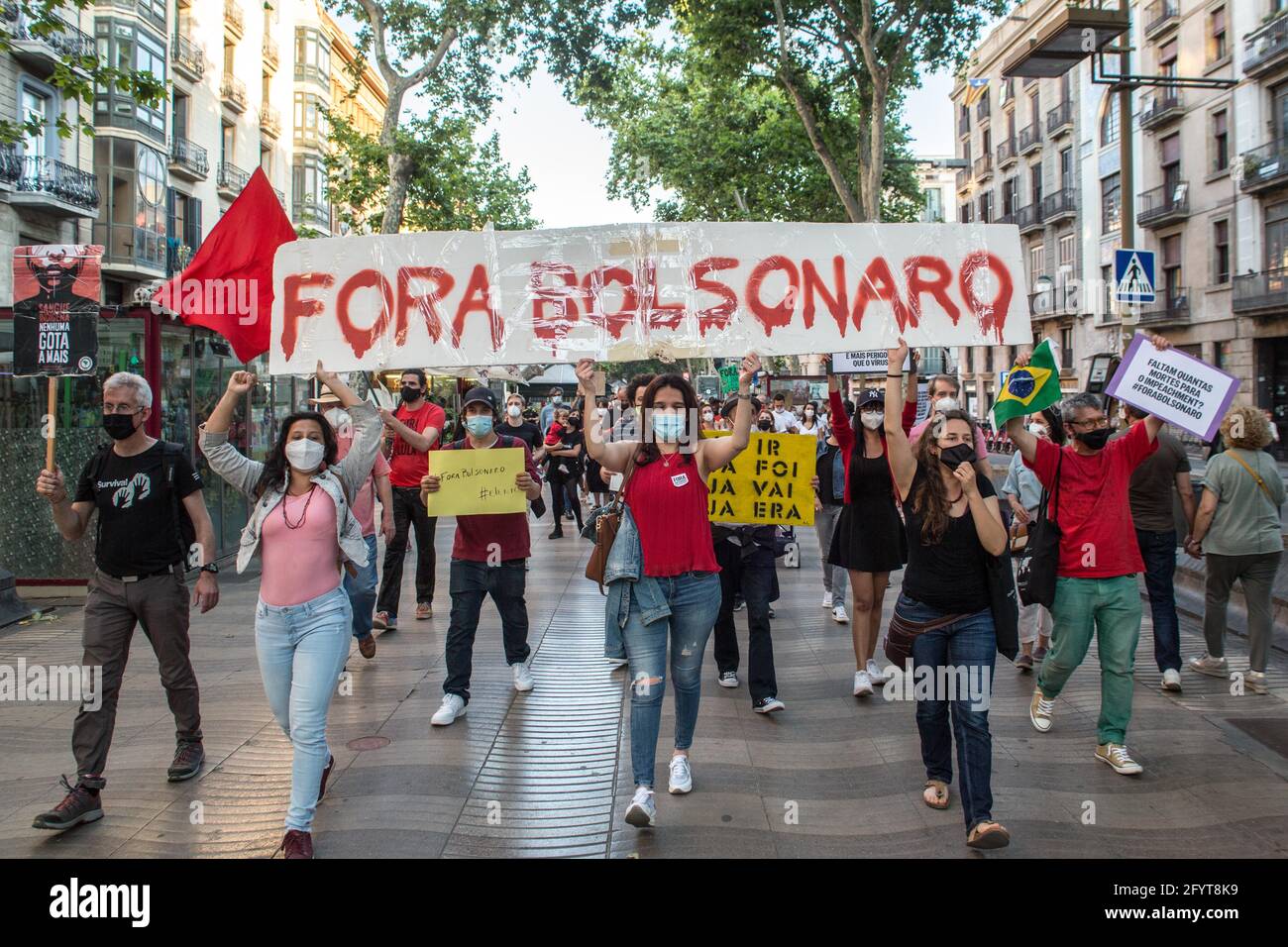 Barcelone, Espagne. 29 mai 2021. Les manifestants avec une bannière qui se lit, sortez Bolsonaro, pendant la manifestation.le jour marqué par des manifestations dans les principales villes du Brésil contre le président brésilien, Jair Bolsonaro. Les Brésiliens de Barcelone ont protesté sur les Ramblas de Barcelone pour rejoindre les manifestations de leur pays natal. Crédit : SOPA Images Limited/Alamy Live News Banque D'Images