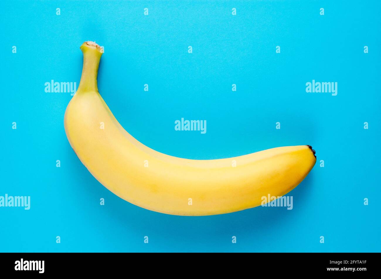 Simple plat de nourriture saine avec une banane fraîche sur bleu arrière-plan Banque D'Images