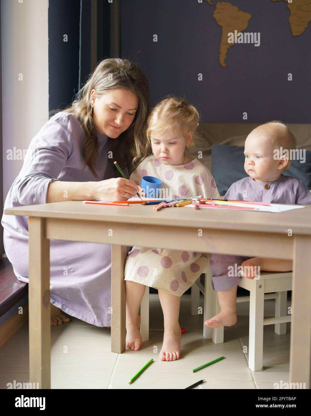 Jeune Mere Aimante Dessin Avec Des Crayons De Couleur Avec Deux Adorables Petits Enfants Passant Du Temps A La Maison Bonne Maman Enseignant Petite Fille Et Bebe Garcon Fils Comment Dessiner Concept Jeune Mere Aimante Dessin Avec Des Crayons De Couleur Avec Deux Adorables Petits Enfants Passant Du Temps A La Maison Bonne Maman Enseignant Petite Fille Et Bebe Garcon Fils Comment Dessiner Concept