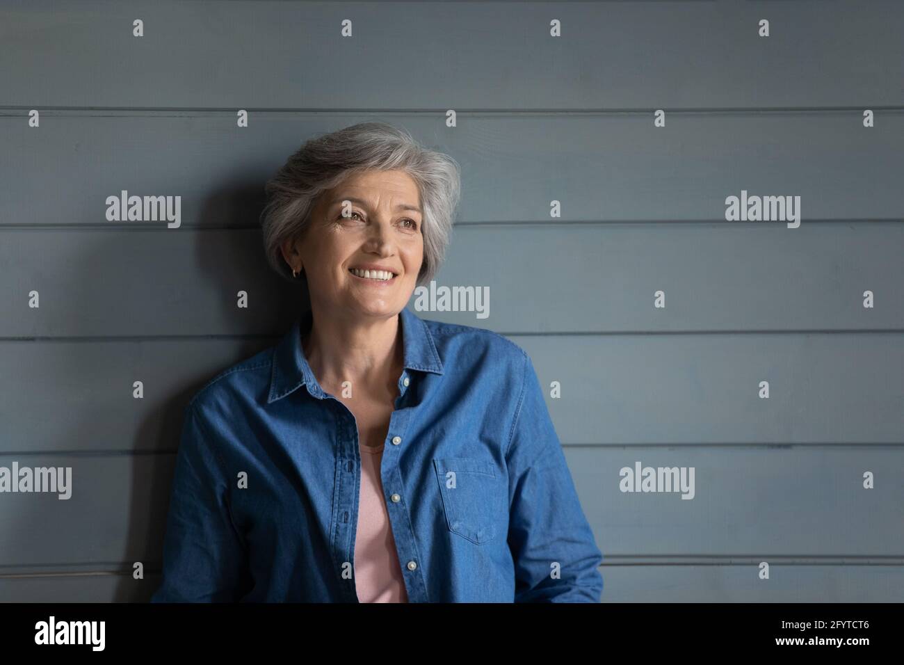 Femme plus belle avec cheveux courts gris posant en studio Banque D'Images