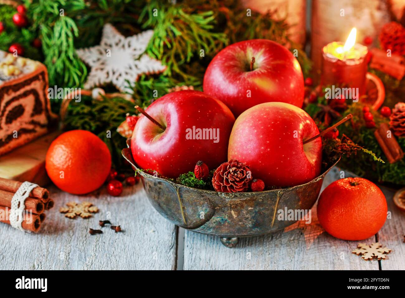 Bol avec pommes rouges parmi les décorations de Noël. Dessert festif Banque D'Images