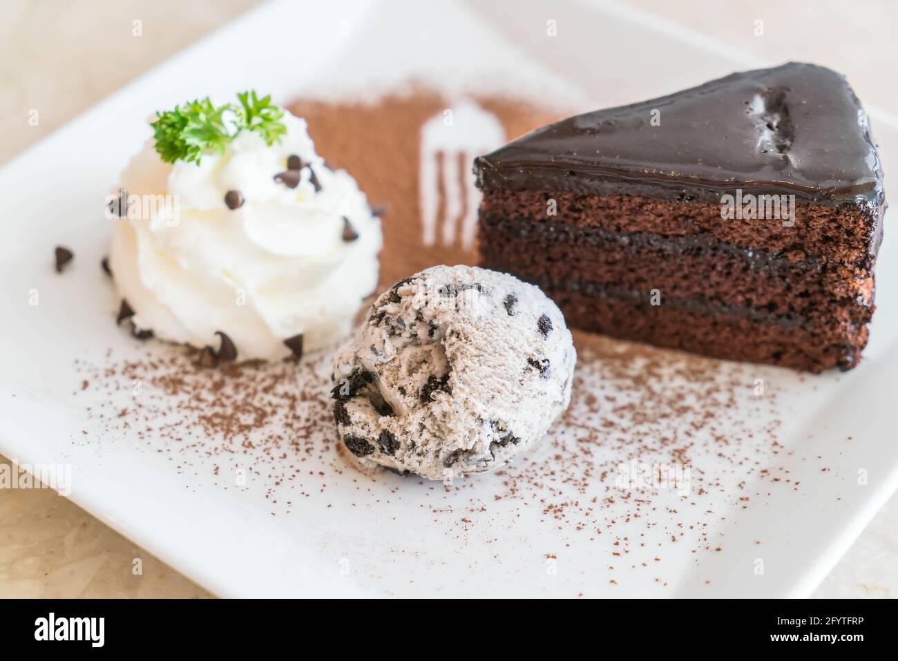 Gateau Au Chocolat Avec Biscuits Et Creme Glacee Et Creme Fouettee Photo Stock Alamy